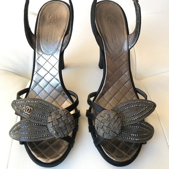 CHANEL BLACK SATIN SLINGBACKS CC LOGO CAMELLIA PETALS 38.5 CHAIN STRASS WEDDING - Picture 6 of 16